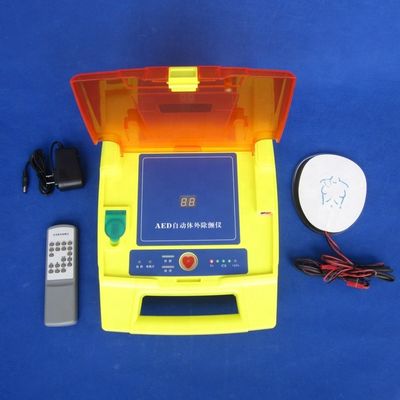 Treinamento automático de desfibrilador cardíaco externo com promoção de voz