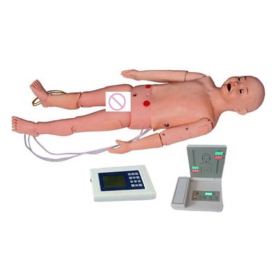 Treinamento de cateterismo e auscultation com manequim infantil de 5 anos
