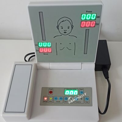 Treinamento de cateterismo e auscultation com manequim infantil de 5 anos