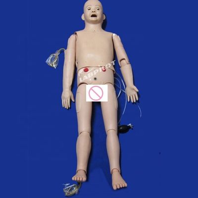 Treinamento de cateterismo e auscultation com manequim infantil de 5 anos